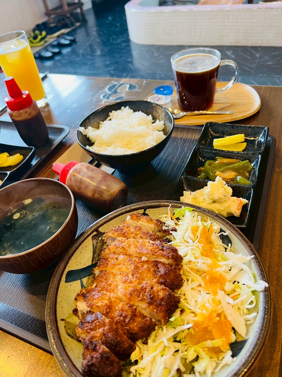 北海道八雲美食|Cafe & Lounge SENTŌ 百年公共澡堂變身咖啡館|嘎滋蹦炸豬排、小熊冰淇淋